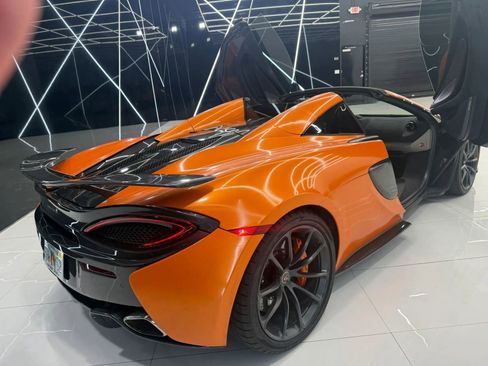 Used 2019 McLaren 570S Spider RWD image 8
