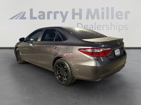 Used 2017 Toyota Camry SE w/ Moonroof Package FWD image 3