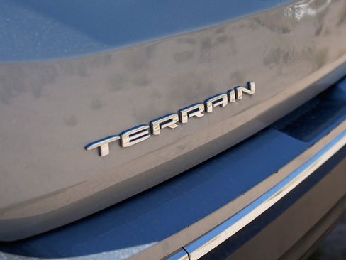 Used 2024 GMC Terrain SLT image 14