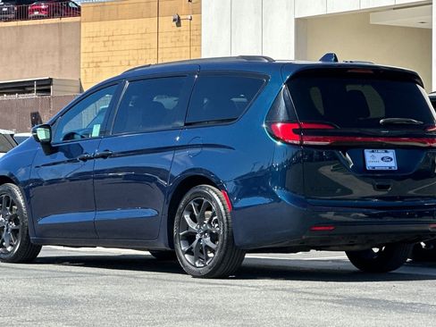 Used 2022 Chrysler Pacifica Touring-L w/ S Appearance Package image 5