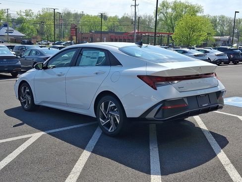New 2026 Hyundai Elantra Limited FWD image 4