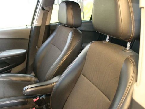 Used 2019 Chevrolet Trax LT w/ LT Convenience Package image 17