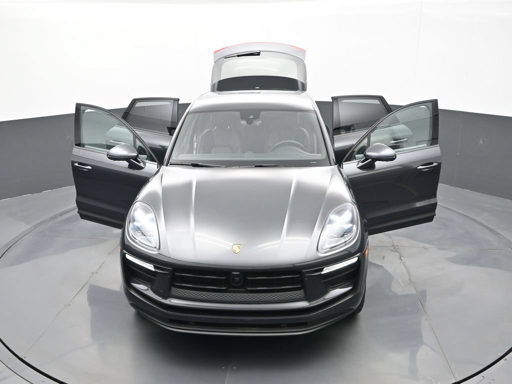 Certified 2025 Porsche Macan AWD/4WD image 31