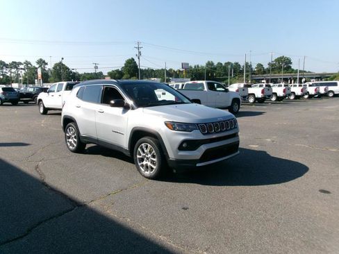 Used 2025 Jeep Compass Limited AWD/4WD image 4