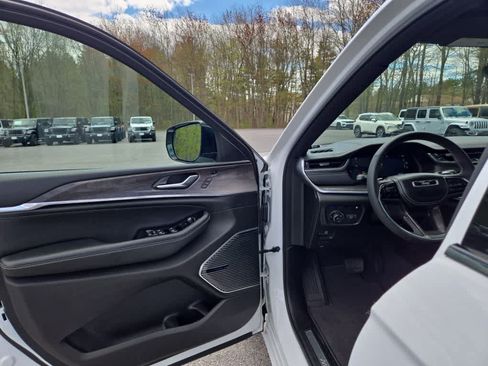 Used 2022 Jeep Grand Cherokee Overland w/ Luxury Tech Group IV AWD/4WD image 16