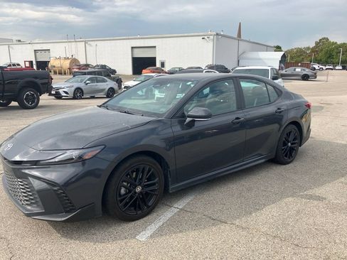 Used 2025 Toyota Camry SE FWD image 1