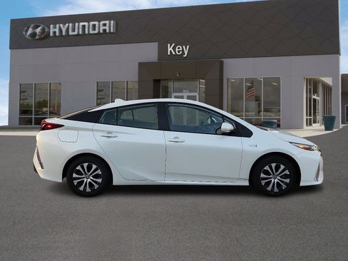 Used 2022 Toyota Prius Prime XLE image 3