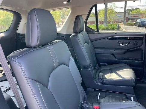 Certified 2025 Honda Pilot Touring image 33