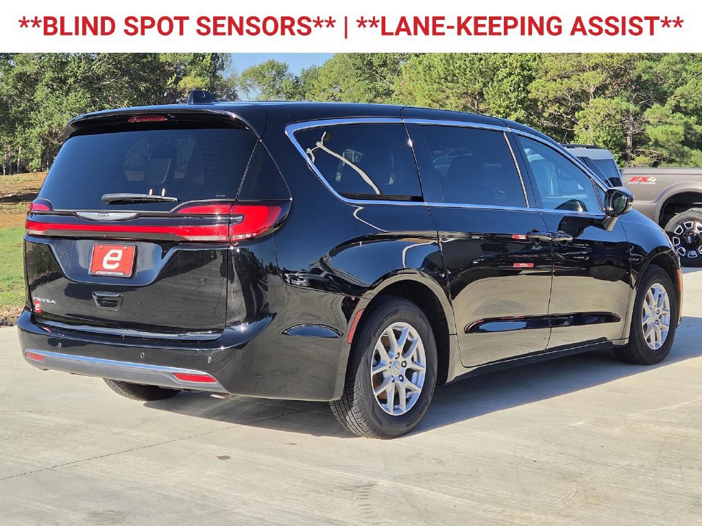Used 2025 Chrysler Pacifica Select FWD image 8