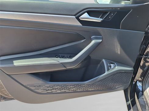 Used 2024 Volkswagen Jetta SE image 28