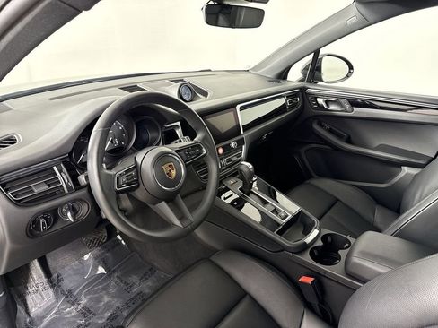 Certified 2025 Porsche Macan image 4