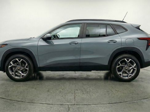 Used 2025 Chevrolet Trax LT w/ LT Convenience Package FWD image 5