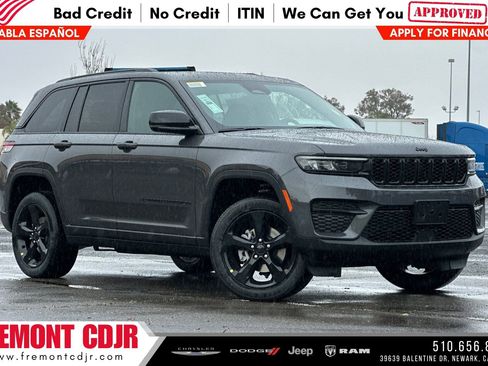 Used 2025 Jeep Grand Cherokee Altitude RWD image 1