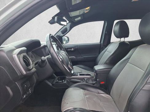 Used 2022 Toyota Tacoma TRD Sport image 10