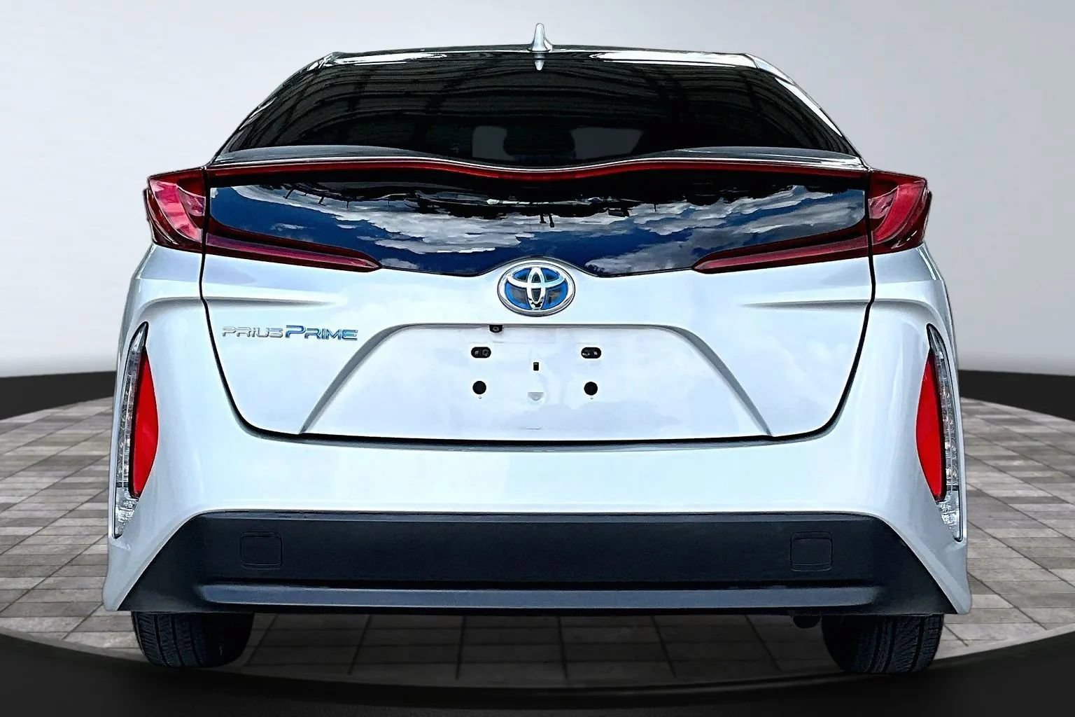 Used 2018 Toyota Prius Prime Premium FWD image 5