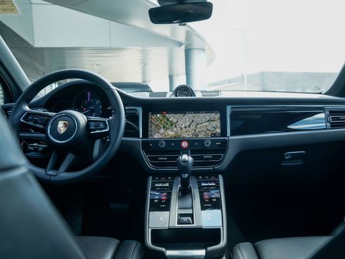 Certified 2025 Porsche Macan image 23