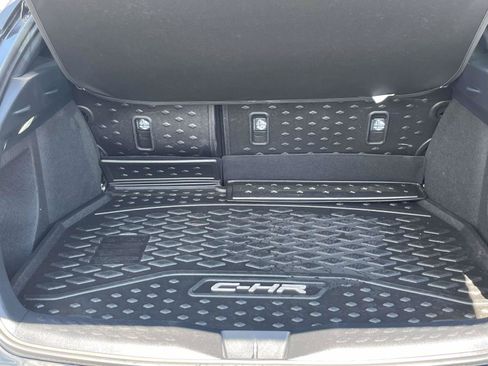 Used 2022 Toyota C-HR XLE FWD image 9