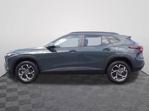 Used 2025 Chevrolet Trax LT FWD image 2