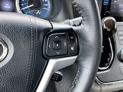 Used 2017 Toyota Sienna XLE image 24