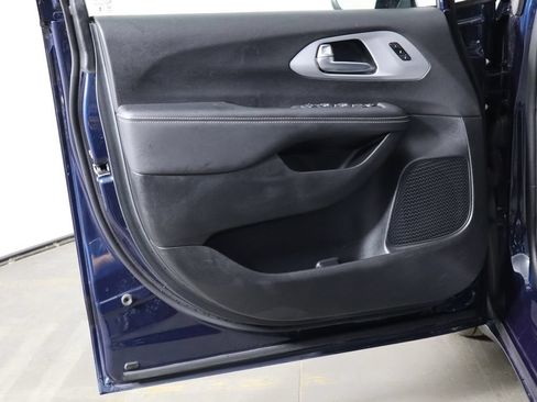 Used 2025 Chrysler Pacifica Limited FWD image 13