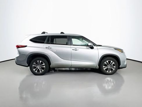 Used 2023 Toyota Highlander XLE FWD image 7