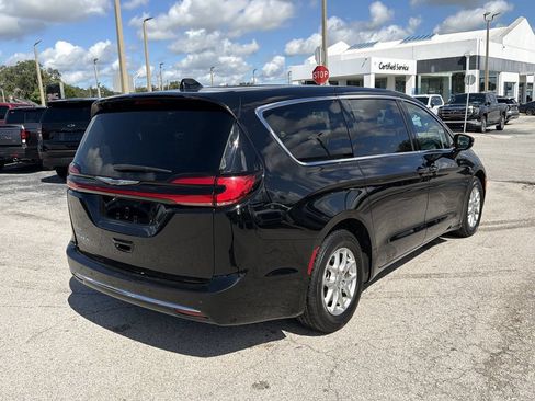 Used 2024 Chrysler Pacifica Touring-L FWD image 3