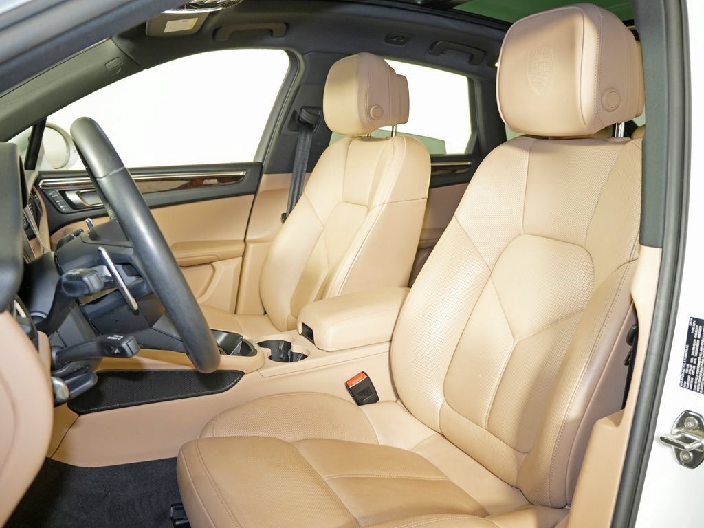 Certified 2025 Porsche Macan w/ Premium Package Plus AWD/4WD image 5