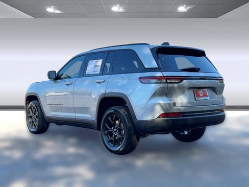 New 2025 Jeep Grand Cherokee Altitude image 3