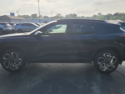 Used 2025 Chevrolet Trax RS w/ Sunroof Package FWD image 3