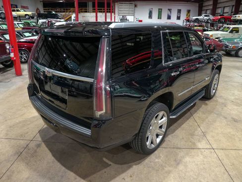 Used 2017 Cadillac Escalade Luxury AWD/4WD image 17