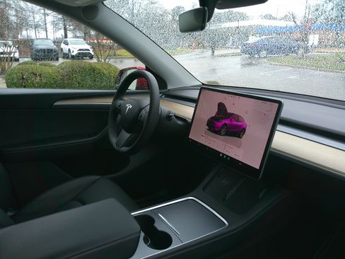 Used 2023 Tesla Model Y Long Range image 33