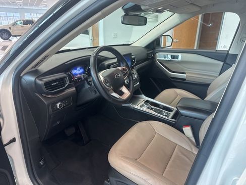 Used 2022 Ford Explorer Limited w/ Equipment Group 301A image 2