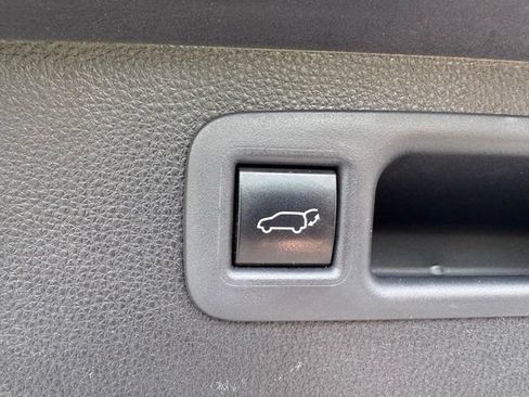 Used 2022 Toyota Highlander XLE AWD/4WD image 11