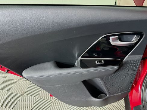Used 2018 Kia Niro EX FWD image 43