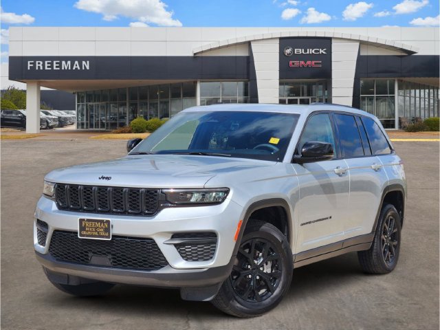 Used 2025 Jeep Grand Cherokee Altitude RWD image 1