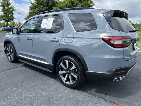Used 2025 Honda Pilot Touring image 7