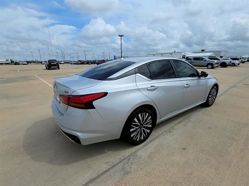 Used 2024 Nissan Altima 2.5 SV image 6