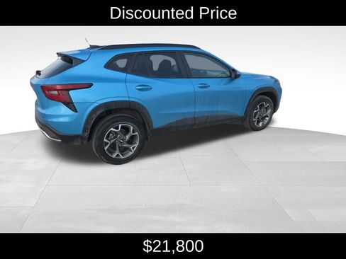 Certified 2025 Chevrolet Trax LT image 3