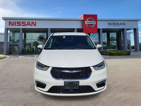 Used 2023 Chrysler Pacifica Touring-L FWD image 6