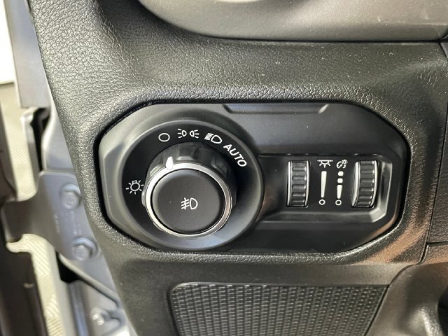 Used 2018 Jeep Wrangler Unlimited Sahara AWD/4WD image 17