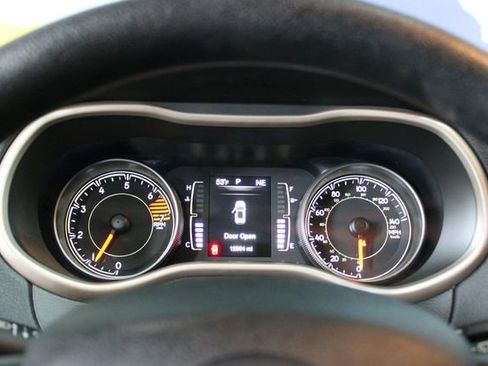 Used 2018 Jeep Cherokee Latitude w/ Safety Group image 16