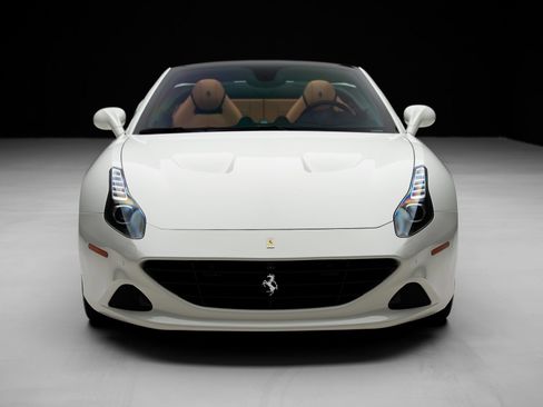 Used 2015 Ferrari California T RWD image 8