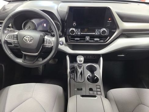 Used 2023 Toyota Highlander LE FWD image 2