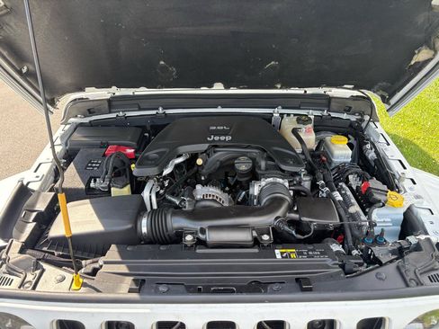 Used 2018 Jeep Wrangler Unlimited Sahara AWD/4WD image 8