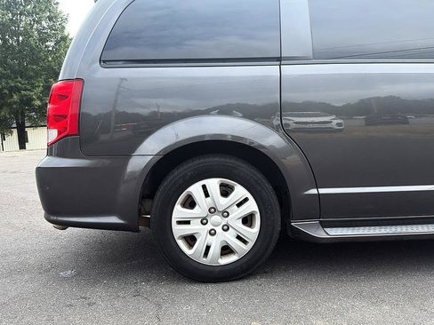 Used 2018 Dodge Grand Caravan SE w/ UConnect Hands-Free Group FWD image 14