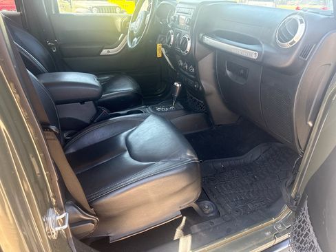 Used 2015 Jeep Wrangler Unlimited Rubicon w/ Connectivity Group AWD/4WD image 15