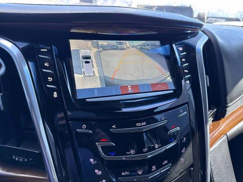 Used 2019 Cadillac Escalade ESV Premium Luxury image 32