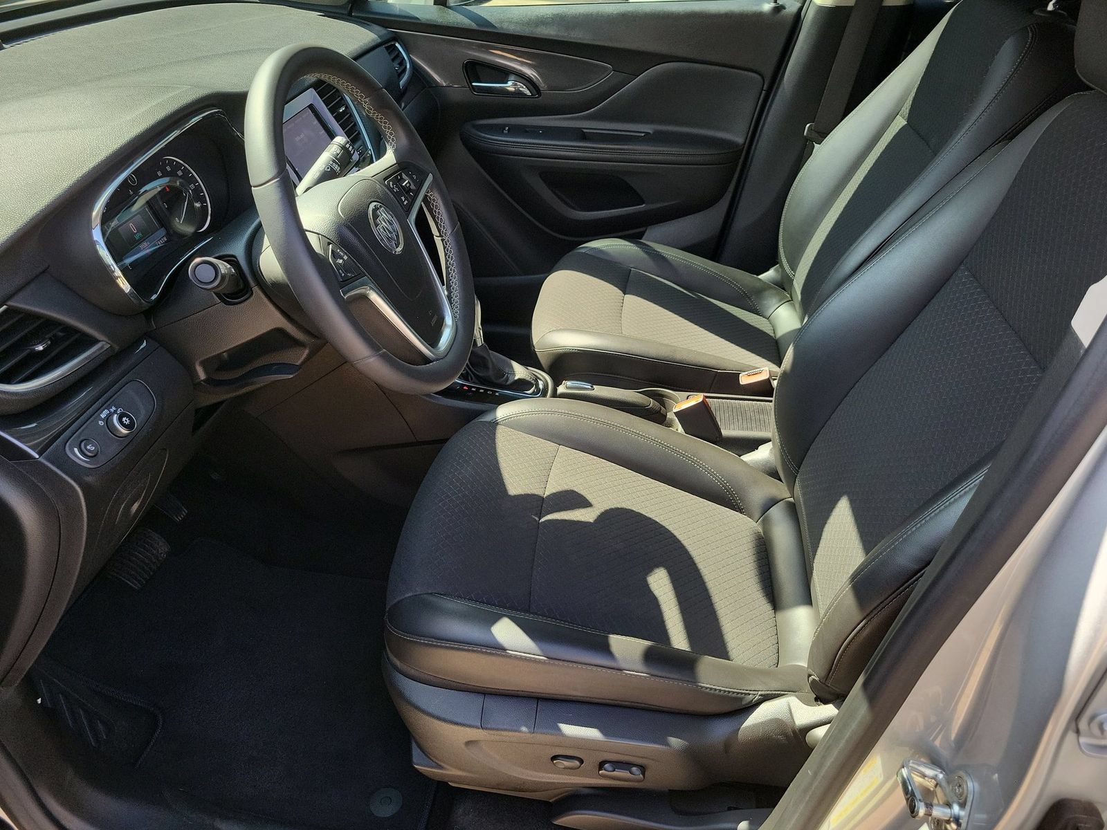 Used 2022 Buick Encore Preferred w/ Safety Package FWD image 18