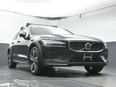 Used 2023 Volvo V60 B5 Cross Country Plus w/ Climate Package image 33