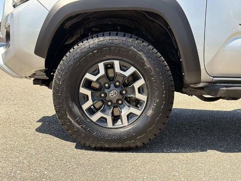 Used 2022 Toyota Tacoma TRD Off-Road w/ Technology Package RWD image 28